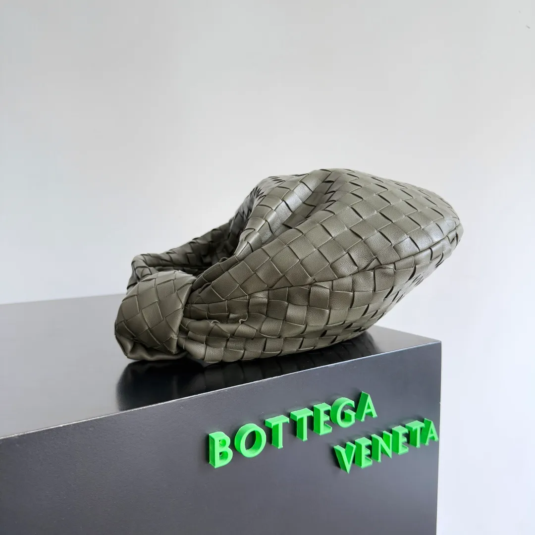 Batch 1460 cypress green ~ ready stock 🌟𝐁𝐨𝐭𝐭𝐞𝐠𝐚 𝐕𝐞𝐧𝐞𝐭𝐚 ——— jodie (medium size) The medium size is very attractive in person, and it is firm and sturdy in the hand. The first impression is that it is particularly durable👍 You can see the well-designed knot on the handle. When carrying it on the shoulder, pay attention to the knot being placed directly under the hand. In this way, it can not only fix the position of the handbag, but also prevent the handbag from slipping due to long walks. It can easily accommodate a variety of cosmetics. One word: "very easy to hold". Style number: 690225 Size: 36✖️21✖️13cm